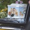 Cercueil de Peaches Geldof (décoré d'une peinture représentant Peaches avec sa famille et ses chiens) décédée à l'âge de 25 ans, en l’église de « St Mary Magdalene and St Lawrence » dans le village de Davington en Angleterre, le 21 avril 2014.