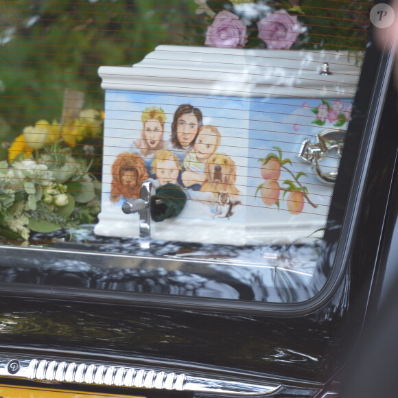 Cercueil de Peaches Geldof (décoré d'une peinture représentant Peaches avec sa famille et ses chiens) décédée à l'âge de 25 ans, en l’église de « St Mary Magdalene and St Lawrence » dans le village de Davington en Angleterre, le 21 avril 2014.