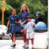 Caroline Kennedy et ses trois enfants, Rose, Tatiana et John en août 1999 à Hyannis Port.