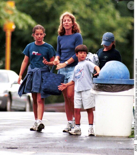 Caroline Kennedy et ses trois enfants, Rose, Tatiana et John en août 1999 à Hyannis Port.