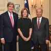 Caroline Kennedy, ambassadrice des Etats-Unis au Japon, entre John Kerry et Kenichiro Sasae le 12 novembre 2013 à Washington.