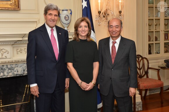 Caroline Kennedy, ambassadrice des Etats-Unis au Japon, entre John Kerry et Kenichiro Sasae le 12 novembre 2013 à Washington.