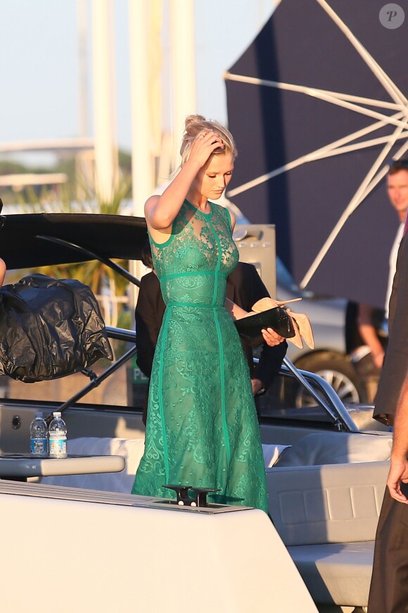 Toni Garrn quitte Saint-Tropez, le 23 juillet 2014, pour assister à la soirée caritative de Leonardo DiCaprio.