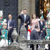 Le roi Felipe VI et la reine Letizia d'Espagne à la sortie de la cathédrale. Ils se sont rendus à Saint-Jacques de Compostelle le 25 juillet 2014 pour célébrer l'offrande nationale à l'apôtre Saint Jacques, tradition remontant au XVIIe siècle.