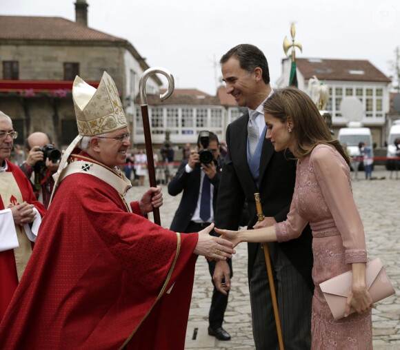 Le roi Felipe VI et la reine Letizia d'Espagne, accueillis par l'archevêque Julian Barrio devant la cathédrale, se sont rendus à Saint-Jacques de Compostelle le 25 juillet 2014 pour célébrer l'offrande nationale à l'apôtre Saint Jacques, tradition remontant au XVIIe siècle.