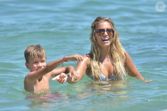 Exclusif - Sylvie Meis (ex-Van der Vaart) et son fils Damian Rafael se baignent à la plage. Saint-Tropez, le 30 juillet 2014.