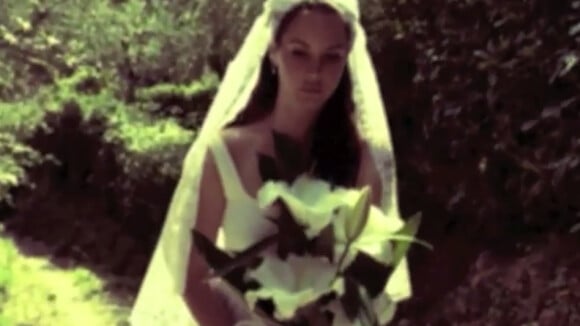 Lana Del Rey : Poupée romantique, elle succombe au mariage dans 'Ultraviolence'
