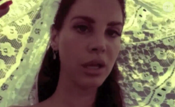 Lana Del Rey, mariée romantique dans le clip d'"Ultraviolence", dévoilé le 30 juillet 2014.