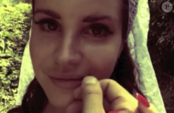 Lana Del Rey se la joue en mariée angélique dans le clip d'"Ultraviolence", dévoilé le 30 juillet 2014.