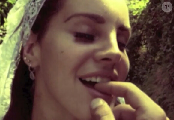 Lana Del Rey, en robe de mariée dans le clip d'"Ultraviolence", dévoilé le 30 juillet 2014.