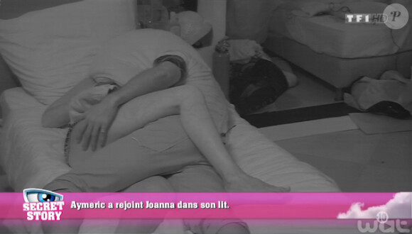 Rapprochement nocturne entre Joanna et Aymeric dans la quotidienne de Secret Story 8, sur TF1, le mardi 29 juillet 2014