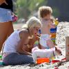 Tori Spelling passe une journée à la plage avec son mari Dean McDermott et leurs enfants Liam, Stella, Hattie et Finn passent la journée sur la plage. Malibu, le 30 juillet 2014. 