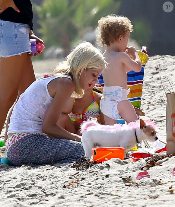 Tori Spelling passe une journée à la plage avec son mari Dean McDermott et leurs enfants Liam, Stella, Hattie et Finn passent la journée sur la plage. Malibu, le 30 juillet 2014. 