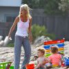Tori Spelling passe a journée en famille sur la plage de Malibu, le 30 juillet 2014.