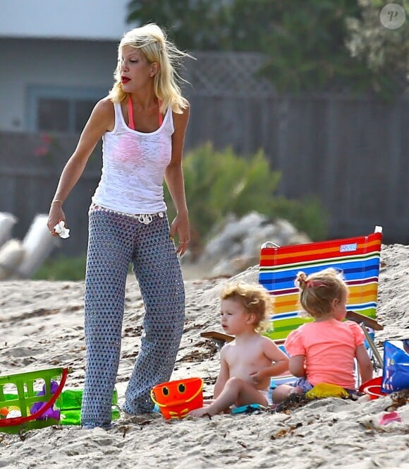 Tori Spelling passe a journée en famille sur la plage de Malibu, le 30 juillet 2014.