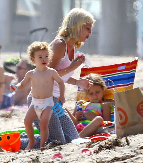 Tori Spelling, son mari Dean McDermott et leurs enfants Liam, Stella, Hattie et Finn passent la journée sur la plage de Malibu, le 30 juillet 2014.