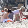 Tori Spelling, son mari Dean McDermott et leurs enfants Liam, Stella, Hattie et Finn passent la journée sur la plage de Malibu, le 30 juillet 2014.