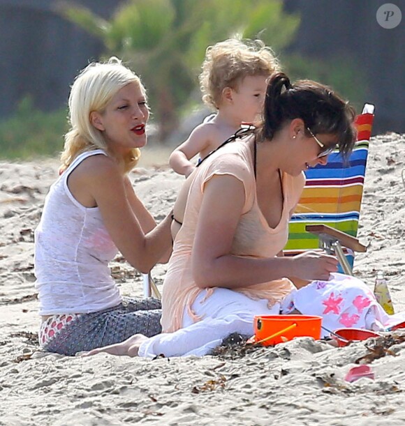 Tori Spelling, son mari Dean McDermott et leurs enfants Liam, Stella, Hattie et Finn passent la journée sur la plage de Malibu, le 30 juillet 2014.