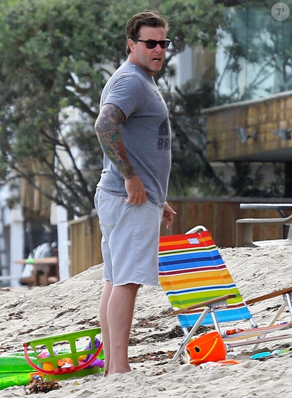 Tori Spelling, son mari Dean McDermott et leurs enfants Liam, Stella, Hattie et Finn passent la journée sur la plage de Malibu, le 30 juillet 2014.