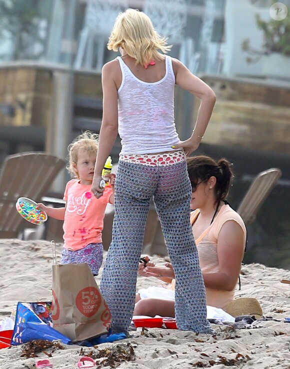 Tori Spelling, son mari Dean McDermott et leurs enfants Liam, Stella, Hattie et Finn passent la journée sur la plage de Malibu, le 30 juillet 2014.