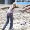 Tori Spelling, son mari Dean McDermott et leurs enfants Liam, Stella, Hattie et Finn passent la journée sur la plage de Malibu, le 30 juillet 2014.