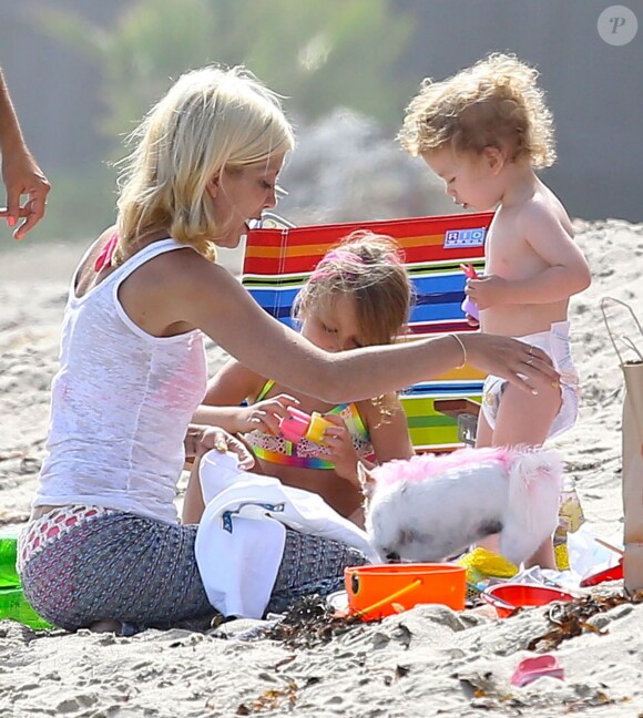 Tori Spelling, son mari Dean McDermott et leurs enfants Liam, Stella, Hattie et Finn passent la journée sur la plage de Malibu, le 30 juillet 2014.