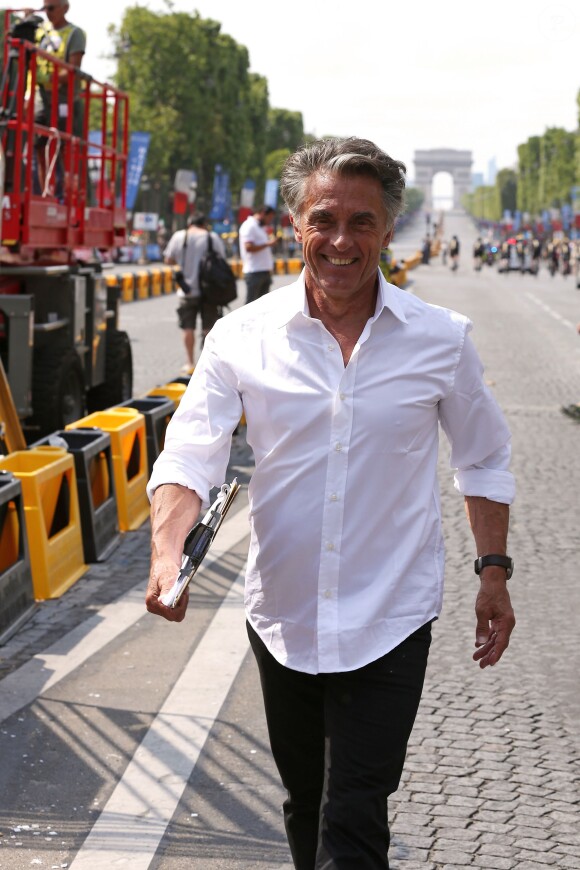 Gérard Holtz, tout sourire sur la ligne d'arrivée du Tour de France 2014, à Paris le 27 juillet 2014