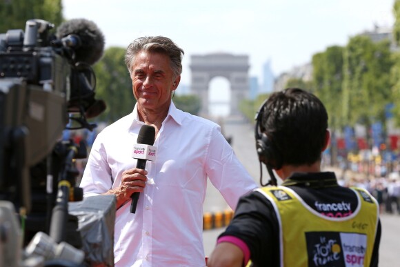 Gérard Holtz sur la ligne d'arrivée du Tour de France 2014, à Paris le 27 juillet 2014