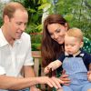 Le prince George de Cambridge photographié avec ses parents le prince William et Kate Middleton le 2 juillet 2014 dans la serre aux papillons du Museum d'histoire naturelle de Londres, avant son premier anniversaire.