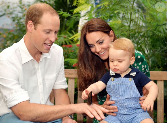 Le prince George de Cambridge photographié avec ses parents le prince William et Kate Middleton le 2 juillet 2014 dans la serre aux papillons du Museum d'histoire naturelle de Londres, avant son premier anniversaire.