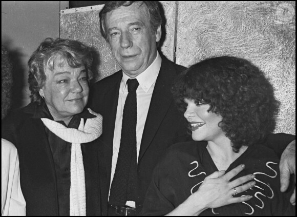 Archives - Catherine Allégret, Yves Montand et Simone Signoret le soir de la première de lapièce "Coupe choux" en 1976.