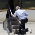 Exclusif - Harrison Ford et sa femme Calista Flockhart montent à bord de leur jet privé à Santa Monica le 21 juillet 2014. Entravé avec une cheville cassée à la suite de son accident à bord du Faucon Millenium sur le plateau du nouveau "Star Wars", l'acteur de 72 ans portait une bouteille de vin tout en utilisant une béquille en boitant sur le tarmac qui le menait à son jet privé.