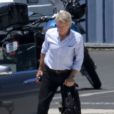 Exclusif - Harrison Ford et sa femme Calista Flockhart montent à bord de leur jet privé à Santa Monica le 21 juillet 2014. Entravé avec une cheville cassée à la suite de son accident à bord du Faucon Millenium sur le plateau du nouveau "Star Wars", l'acteur de 72 ans portait une bouteille de vin tout en utilisant une béquille en boitant sur le tarmac qui le menait à son jet privé.