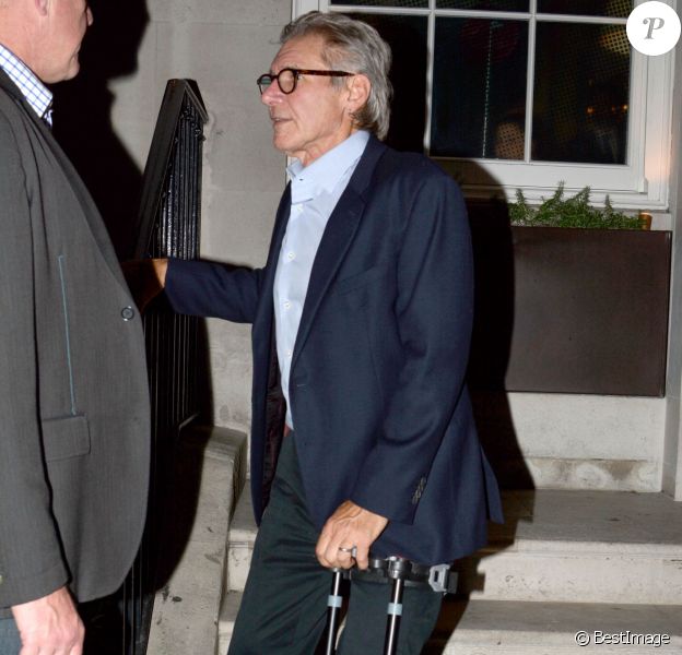 Exclusif - Harrison Ford, qui s'est cassé la jambe sur le tournage de "Star Wars : Episode VII" sort d'un immeuble à Londres le 29 juin 2014.