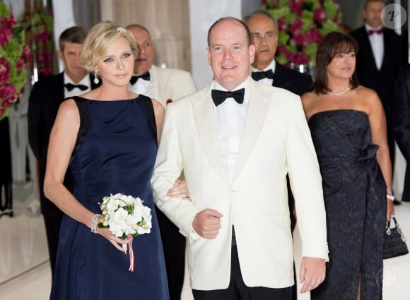 Charlene de Monaco, enceinte, et son époux le prince Albert II lors du 66e Gala de la Croix Rouge au Sporting de Monte-Carlo le 1er août 2014 (Photo : Palais Princier-Pierre Villard/SBM)