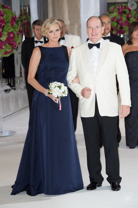 Charlene de Monaco, enceinte, et son époux le prince Albert II lors du 66e Gala de la Croix Rouge au Sporting de Monte-Carlo le 1er août 2014 (Photo : Palais Princier-Pierre Villard/SBM)