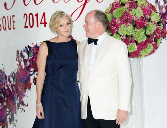 Charlene de Monaco, enceinte, et son époux le prince Albert II lors du 66e Gala de la Croix Rouge au Sporting de Monte-Carlo le 1er août 2014 (Photo : Palais Princier-Pierre Villard/SBM)
