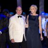 Charlene de Monaco, enceinte, et son époux le prince Albert II lors du 66e Gala de la Croix Rouge au Sporting de Monte-Carlo le 1er août 2014 (Photo : Palais Princier-Pierre Villard/SBM)