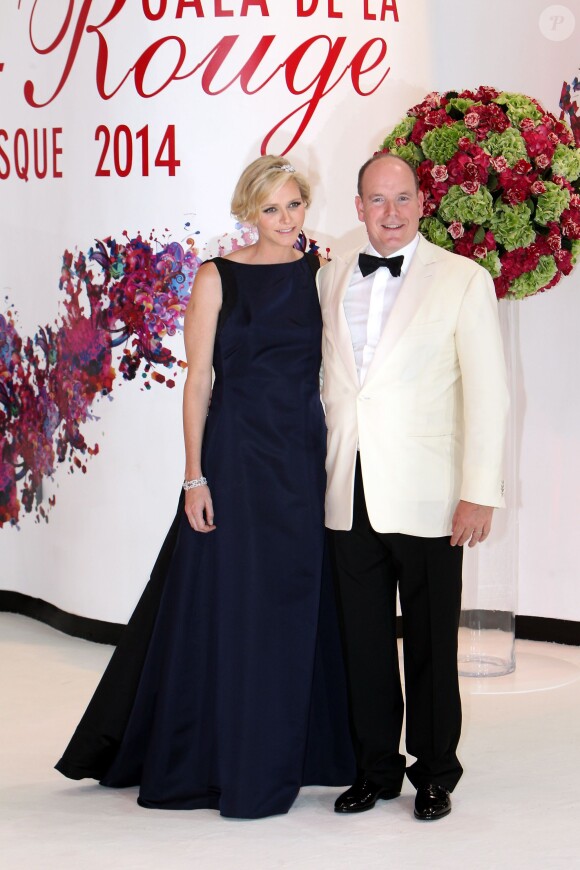 Charlene de Monaco, enceinte, et son époux le prince Albert II lors du 66e Gala de la Croix Rouge au Sporting de Monte-Carlo le 1er août 2014 