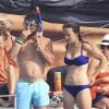 Sofia Hellqvist et son fiancé le prince Carl Philip de Suède en vacances avec des amis à Ibiza, le 28 juillet 2014. Leur amour brille sur le yacht