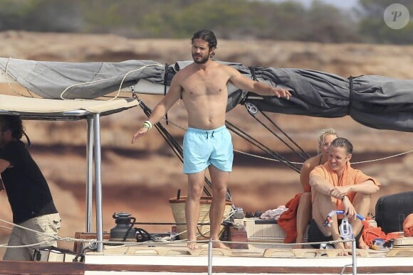 Sofia Hellqvist et son fiancé le prince Carl Philip de Suède en vacances avec des amis à Ibiza, le 28 juillet 2014. Torse nu, le futur marié renforce son image de sex symbol