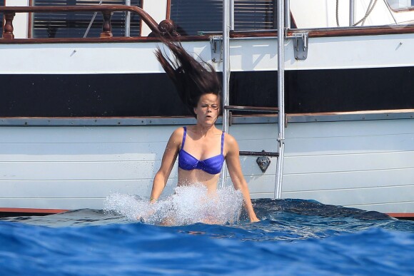 Sofia Hellqvist et son fiancé le prince Carl Philip de Suède en vacances avec des amis à Ibiza, le 28 juillet 2014. Sofia plonge pour faire un peu de "snorkeling"