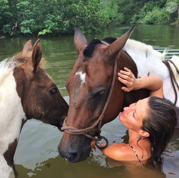 Gisele Bündchen en vacances au Costa Rica, lors d'un bain avec... des chevaux