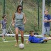 La princesse Marie de Danemark, pieds nus et en short, a joué au football avec son fils le prince Henrik, 5 ans, et d'autres enfants pendant que le prince Joachim pilotait au Grand Prix historique de Copenhague le 2 août 2014.