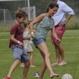  La princesse Marie de Danemark, pieds nus et en short, a joué au football avec son fils le prince Henrik, 5 ans, et d'autres enfants pendant que le prince Joachim pilotait au Grand Prix historique de Copenhague le 2 août 2014. 