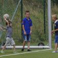  La princesse Marie de Danemark, pieds nus et en short, a joué au football avec son fils le prince Henrik, 5 ans, et d'autres enfants pendant que le prince Joachim pilotait au Grand Prix historique de Copenhague le 2 août 2014. 