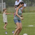  La princesse Marie de Danemark, pieds nus et en short, a joué au football avec son fils le prince Henrik, 5 ans, et d'autres enfants pendant que le prince Joachim pilotait au Grand Prix historique de Copenhague le 2 août 2014. 