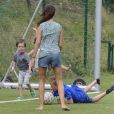  La princesse Marie de Danemark, pieds nus et en short, a joué au football avec son fils le prince Henrik, 5 ans, et d'autres enfants pendant que le prince Joachim pilotait au Grand Prix historique de Copenhague le 2 août 2014. 