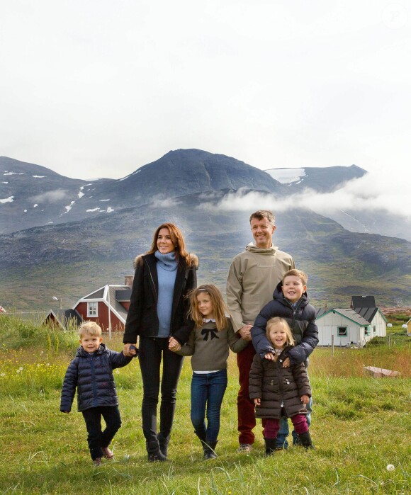 La princesse Mary et le prince Frederik de Danemark au Groenland avec leurs quatre enfants en août 2014.