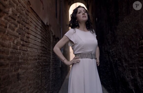 Tina Arena dans le clip de Still Running.